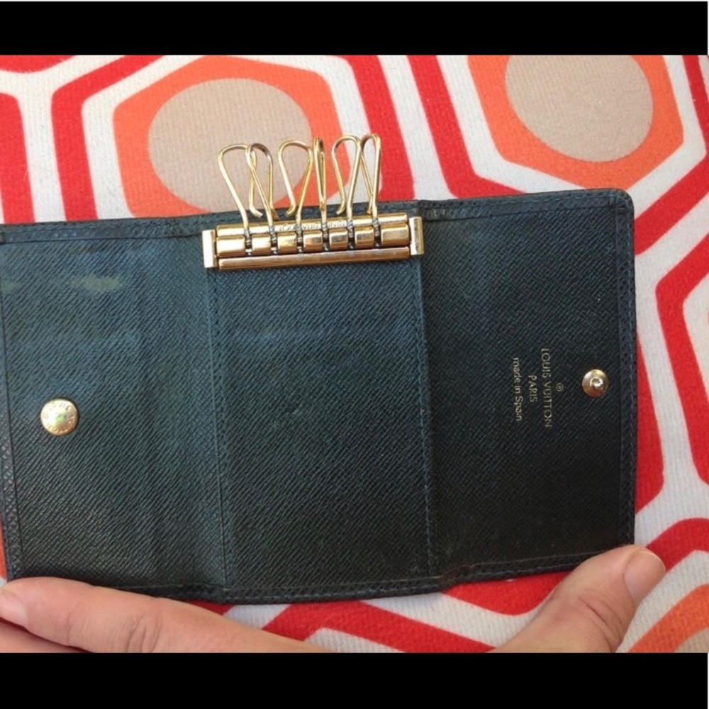 AUTHENTIC LOUIS VUITTON KEY HOLDER